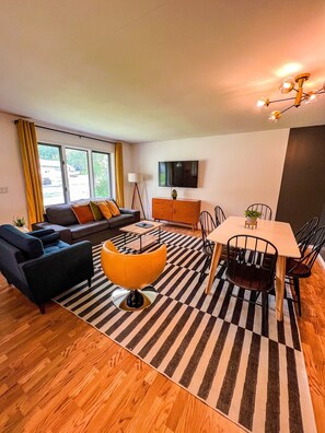 Smart TV, futbolito, libros