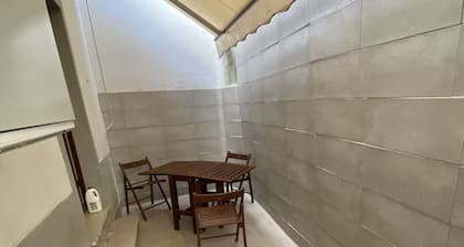 Detached apartment with small terrace in the center 2 minutes from the lake