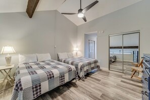 1 habitación, tabla de planchar con plancha, wifi gratis y ropa de cama