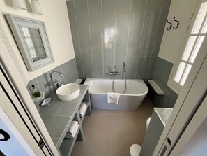 Douche, sĂšche-cheveux, serviettes fournies, savon