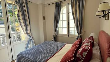 4 bedrooms, desk, WiFi, bed sheets