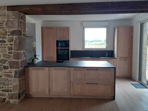 Fridge, microwave, oven, stovetop - Maison de Vacances Frehel (Fréhel)