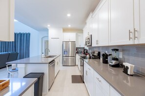 Fridge, microwave, oven, stovetop - Themed House at Champions Gate w/ Pvt Pool & SPA (Davenport)