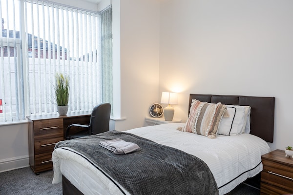 Charming 4-bed Guest House In Salford - Manchester