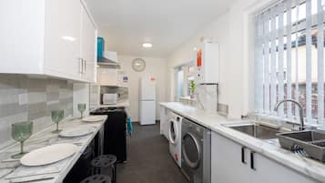House | Dapur peribadi | Peti sejuk, ketuhar gelombang mikro, ketuhar, dapur