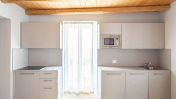 Frigorifero, microonde, piano cottura, lavastoviglie