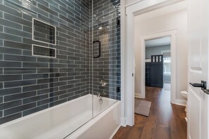 Dusche, umweltfreundliche Kosmetikartikel, Haartrockner, Handtücher