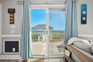 Fernseher, DVD-Player, Bücher, Videothek