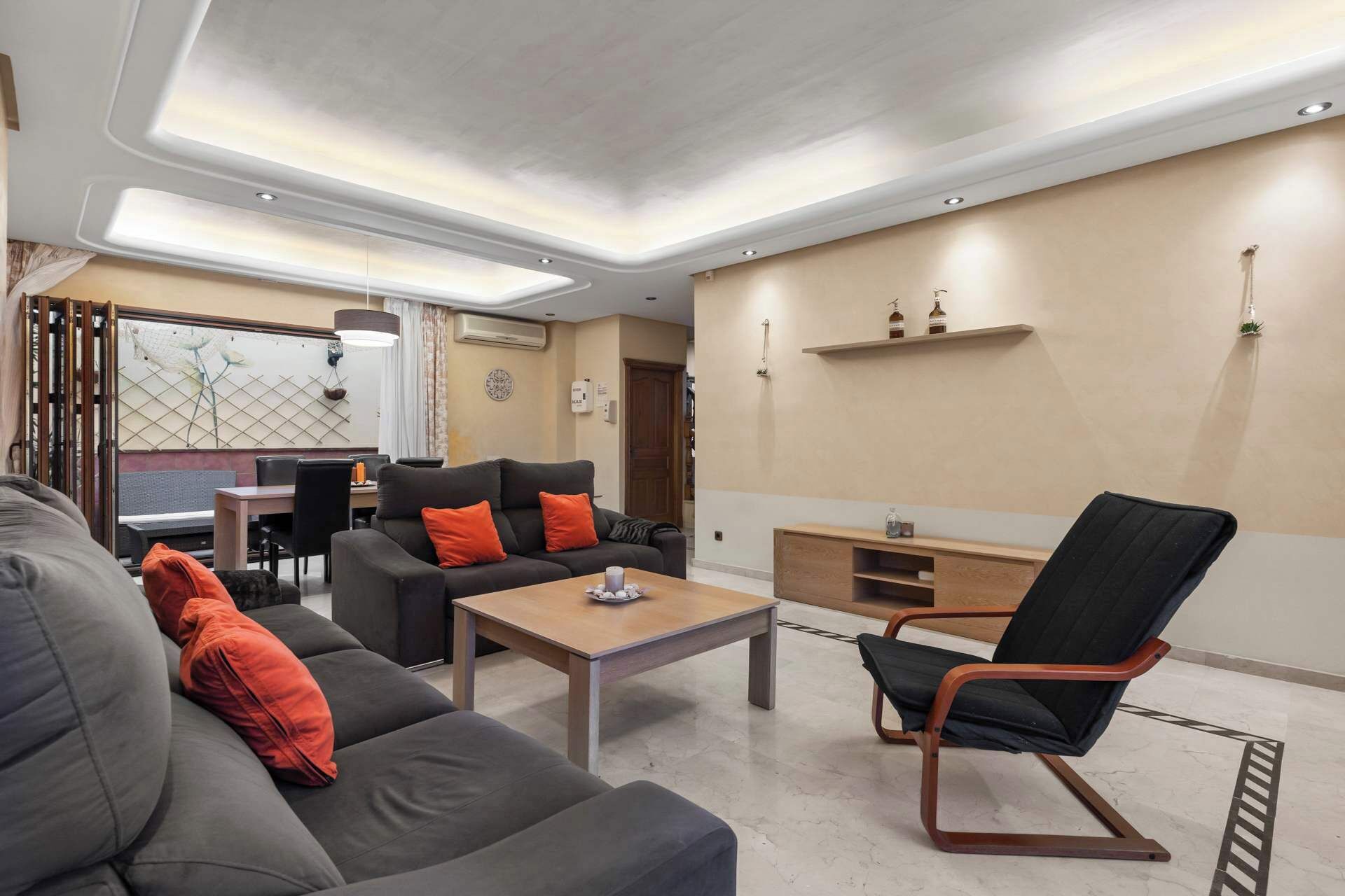 Een televisie en een kantoor