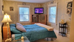 4 bedrooms, desk, iron/ironing board, free WiFi
