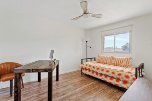 3 soverom, skrivebord, reiseseng for barn og wi-fi (inkludert)