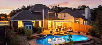 ~Stunning Designer Home~ Jacuzzi & Fire Pit