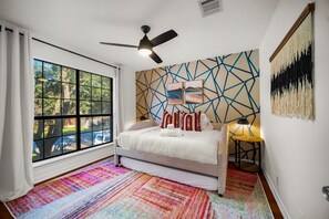 5 bedrooms, iron/ironing board, travel crib, free WiFi - ~Stunning Designer Home~ Jacuzzi & Fire Pit (Austin)