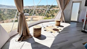 Uma tenda espaçosa com vista panorâmica do campo.