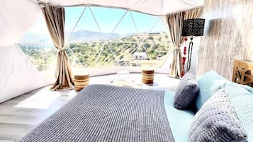 1 kamar tidur, minibar, dan dilengkapi dengan perabotan berbeda-beda