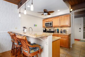 Refrigerador, horno, parrilla de estufa y cafetera y tetera 