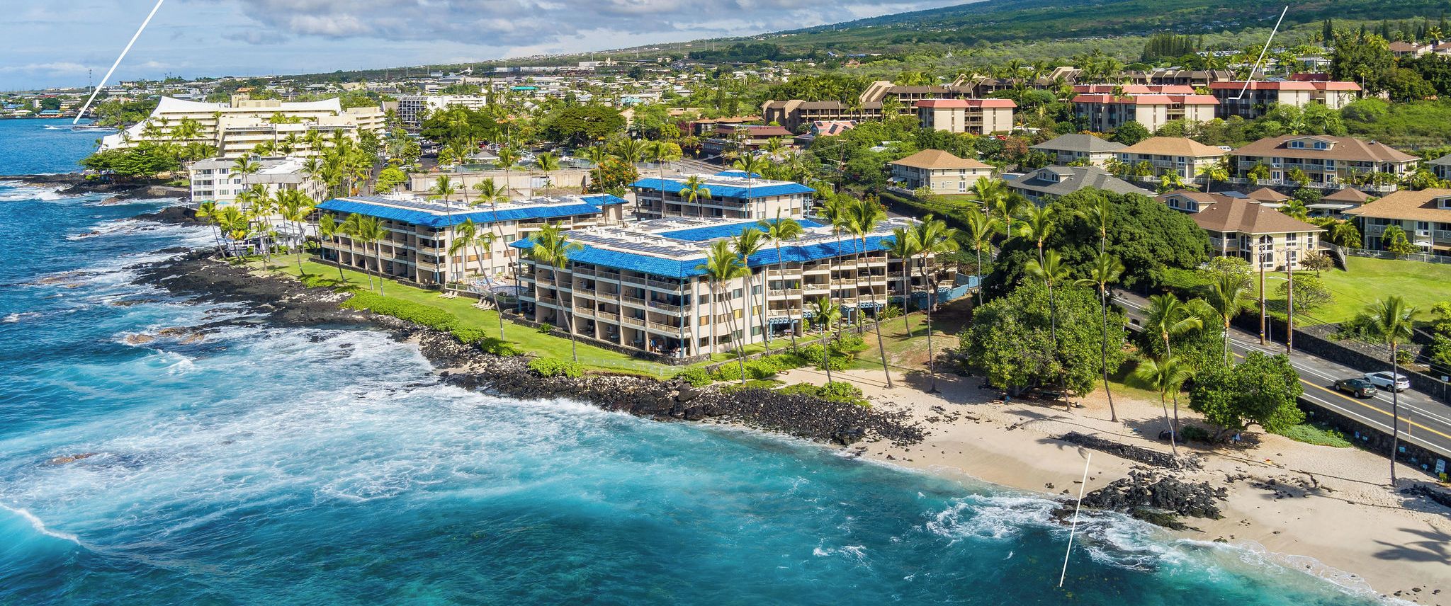 Een kusthotel met uitzicht op Kailua Pier en Kona Mansions D225.