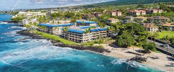 Ein Hotel an der Küste mit Blick auf den Kailua Pier und die Kona Mansions D225.