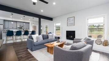 Una televisión, una chimenea