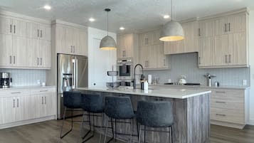 Frigorífico, microondas, horno y placa de cocina