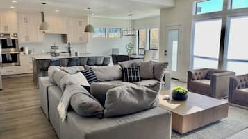 Una televisión, una chimenea