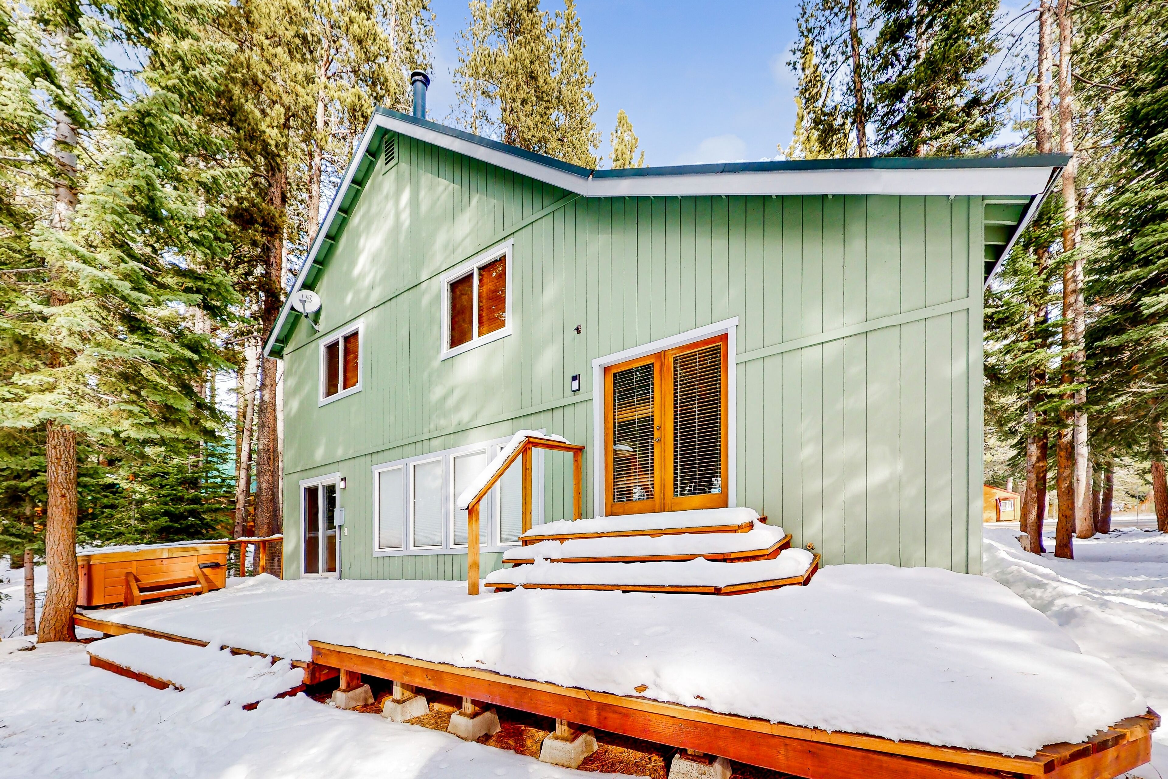 All-season adventure perch with wood stove, hot tub, & games - dog-friendly