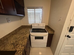 Fridge, microwave, oven, stovetop - SHC Experience

 (Kingston)