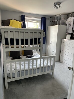 3 bedrooms, desk, iron/ironing board, WiFi