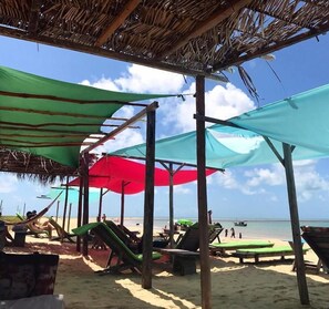 靠近海滩、白沙