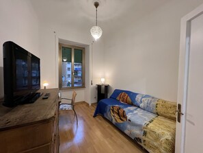 2 chambres, bureau, fer et planche à repasser, lit parapluie