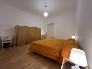 2 camere, una scrivania, ferro/asse da stiro, culla da viaggio