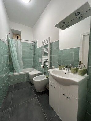 Douche, sĂšche-cheveux, bidet, serviettes fournies