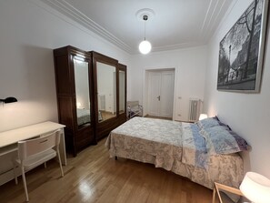 2 soverom, skrivebord, strykejern/-brett og reiseseng for barn