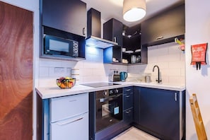Refrigerador, microondas, horno, placa de cocina