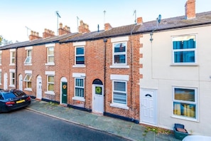 Exterior - NEW! Spacious & Stylish home, City centre, Sleep 4 (Chester)