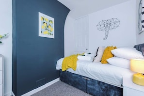 2 bedrooms, iron/ironing board, travel crib, WiFi - NEW! Spacious & Stylish home, City centre, Sleep 4 (Chester)