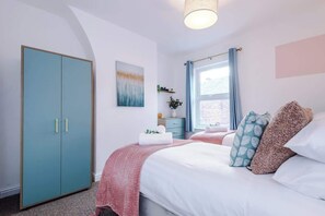 2 slaapkamers, een strijkplank/strijkijzer, reisbedje, wifi