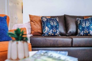 TV, offices - NEW! Spacious & Stylish home, City centre, Sleep 4 (Chester)