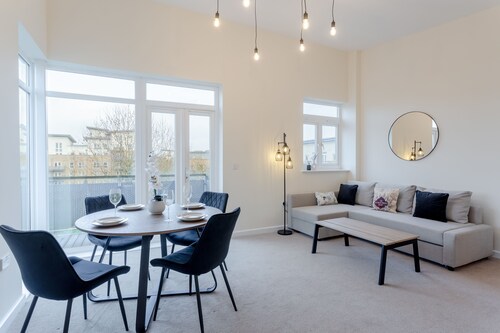 Harry Potter Watford 2 Bed + Parking + WiFi + Netflix