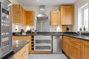 Jääkaappi, mikroaaltouuni, uuni, liesi