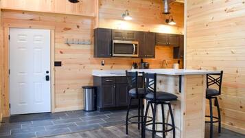 Réfrigérateur, micro-ondes, plaque de cuisson, lave-vaisselle