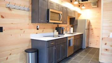 Réfrigérateur, micro-ondes, plaque de cuisson, lave-vaisselle