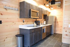 Kühlschrank, Mikrowelle, Herdplatte, Geschirrspüler