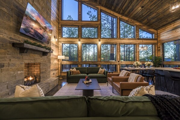 Smart-tv, een open haard, videospelletjes en een muziekbibliotheek