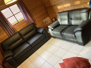 Tv, bordsfotboll och ett bordtennisbord