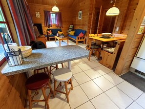 Dining - France - Charming Nordic-style chalet for 6 people 40km from Cahors. (Mauroux)