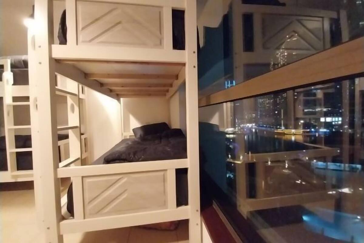 Caja de seguridad en la habitación y decoración personalizada