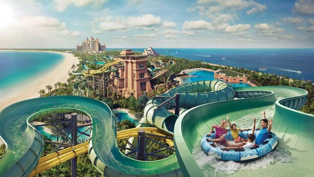 Een waterpark met diverse glijbanen en uitzicht op de oceaan.