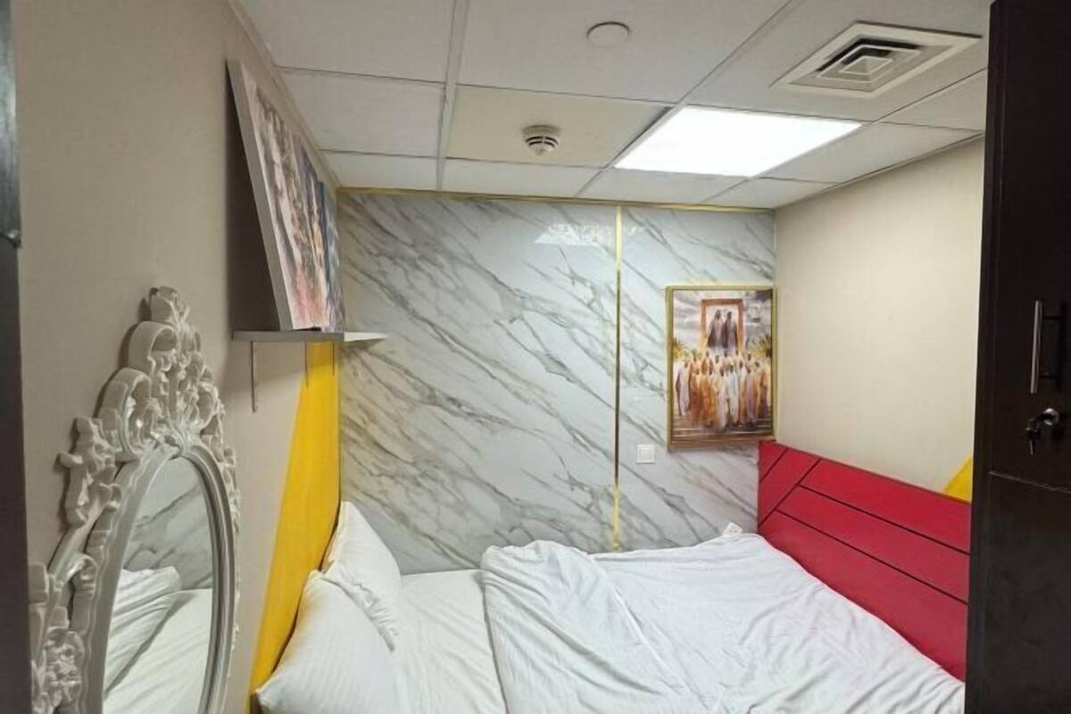 Caja de seguridad en la habitación y decoración personalizada