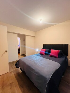 Apartamento família | Roupas de cama premium, edredons de pluma, camas Select Comfort